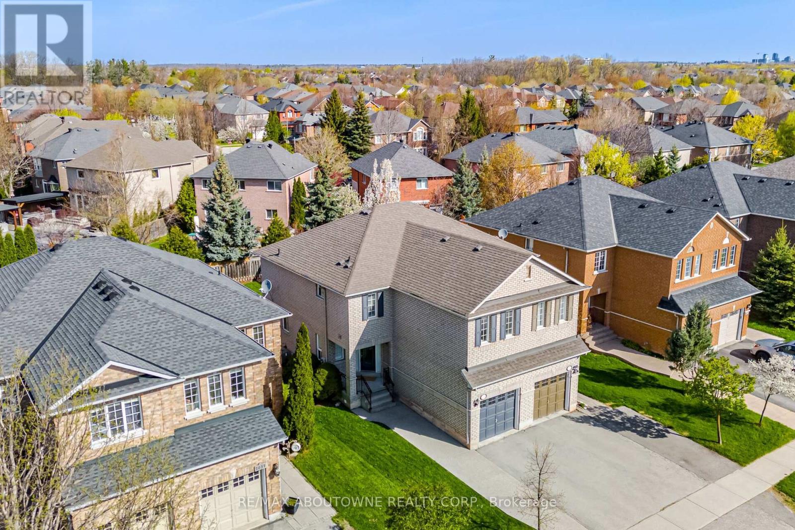 2029 Blue Jay Boulevard, Oakville, Ontario  L6M 3R4 - Photo 2 - W13215888