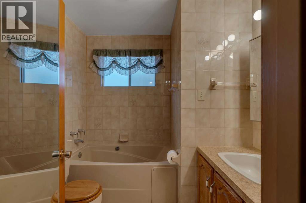 3027 Brentwood Boulevard Nw, Calgary, Alberta  T2L 1J6 - Photo 20 - A2314913