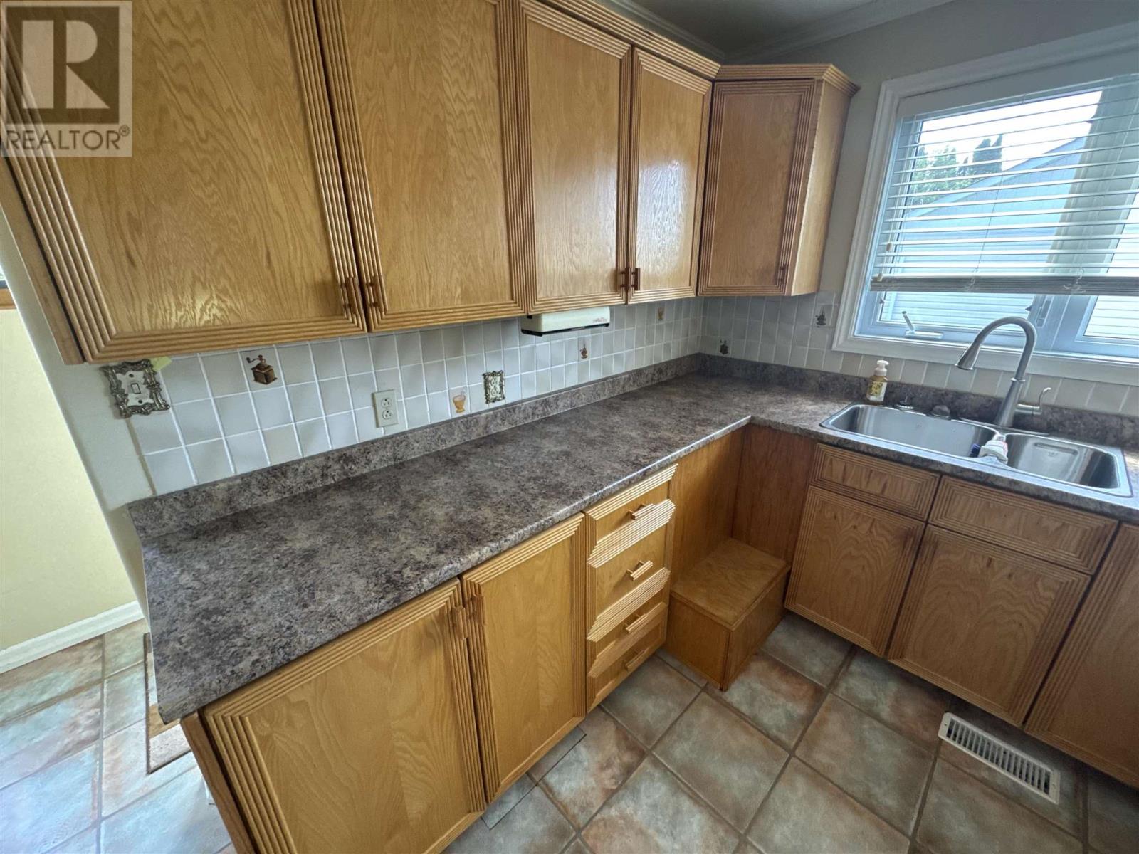 16 Brown Rd, Elliot Lake, Ontario  P5A 1K3 - Photo 5 - SM261202