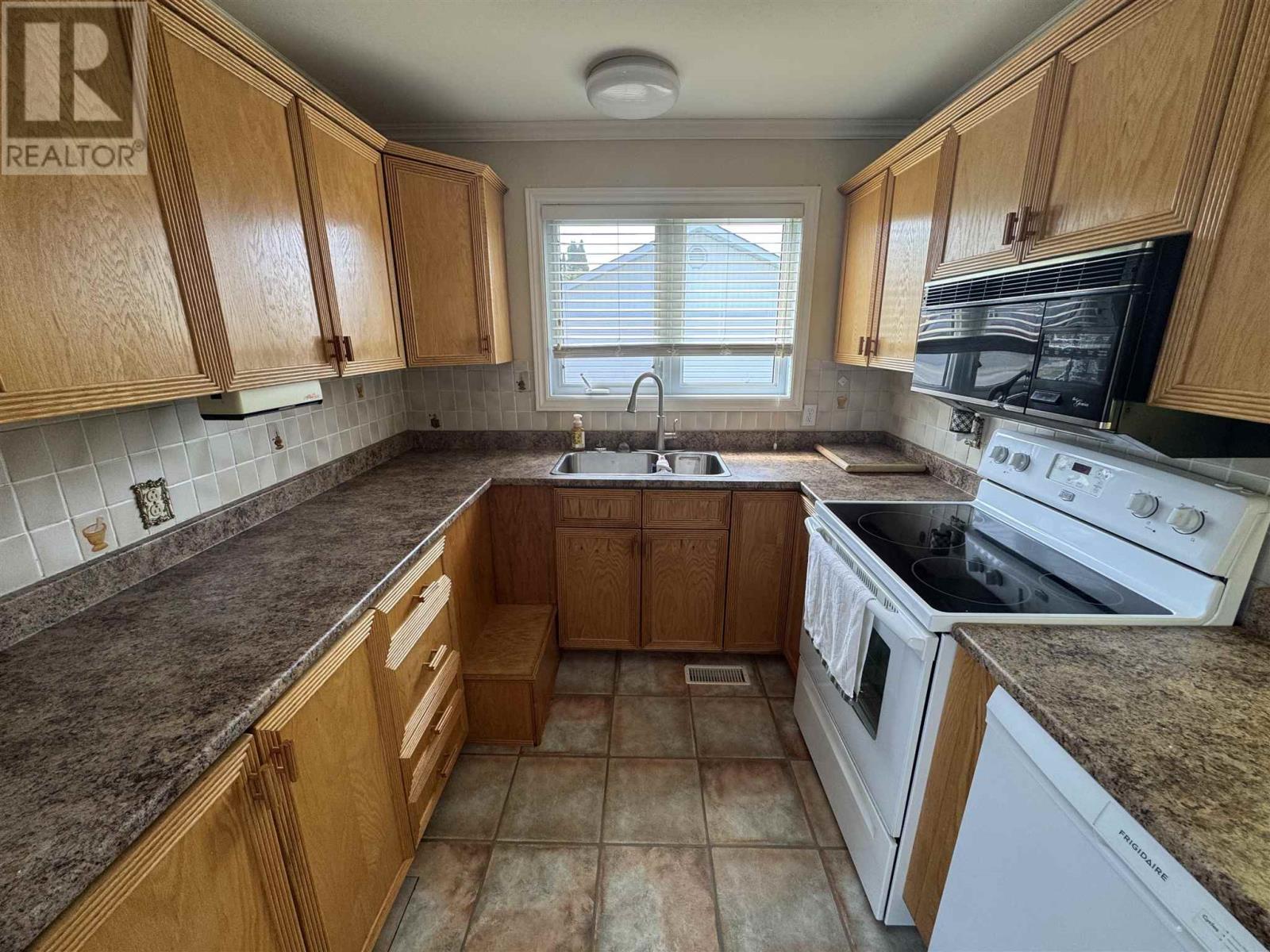 16 Brown Rd, Elliot Lake, Ontario  P5A 1K3 - Photo 4 - SM261202