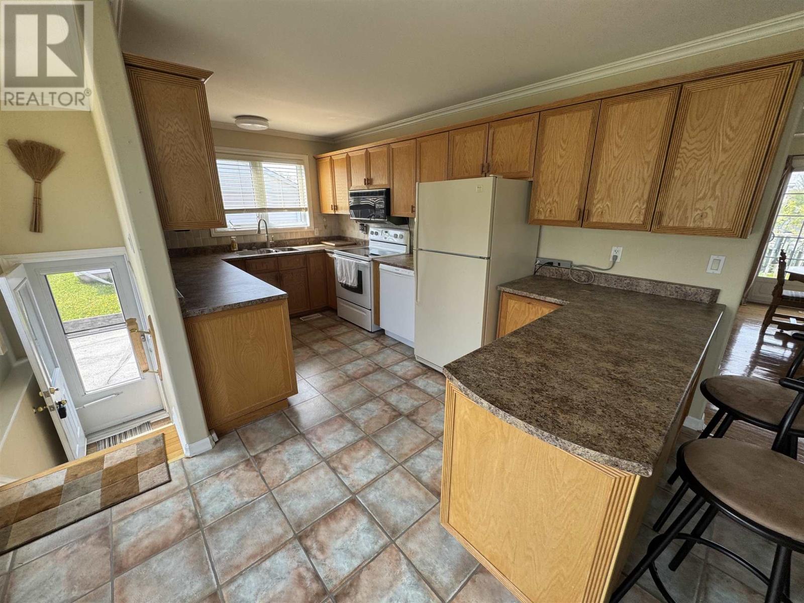 16 Brown Rd, Elliot Lake, Ontario  P5A 1K3 - Photo 3 - SM261202