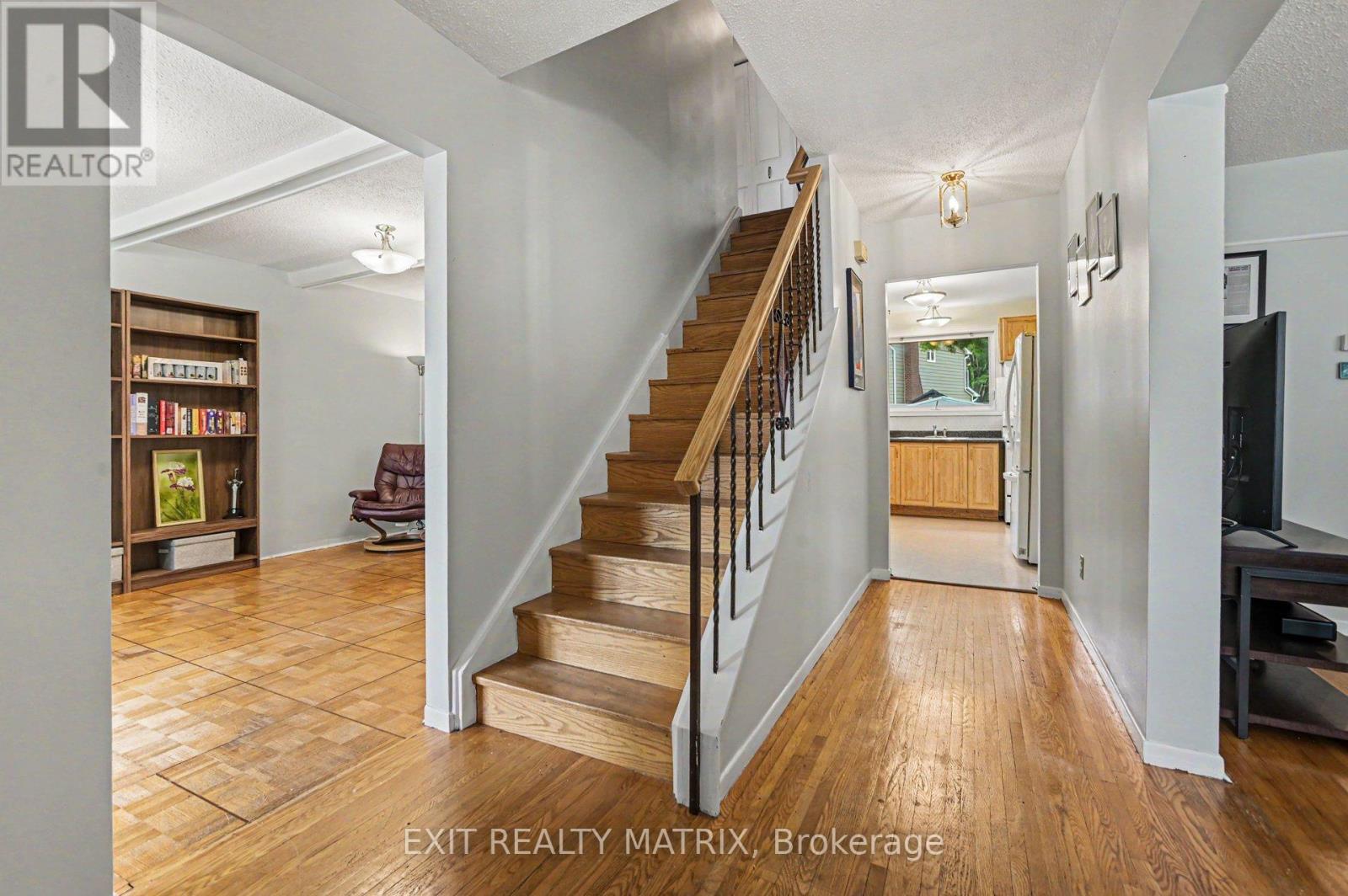 18 Highpark Crescent, Ottawa, Ontario  K1B 3G8 - Photo 5 - X13216016