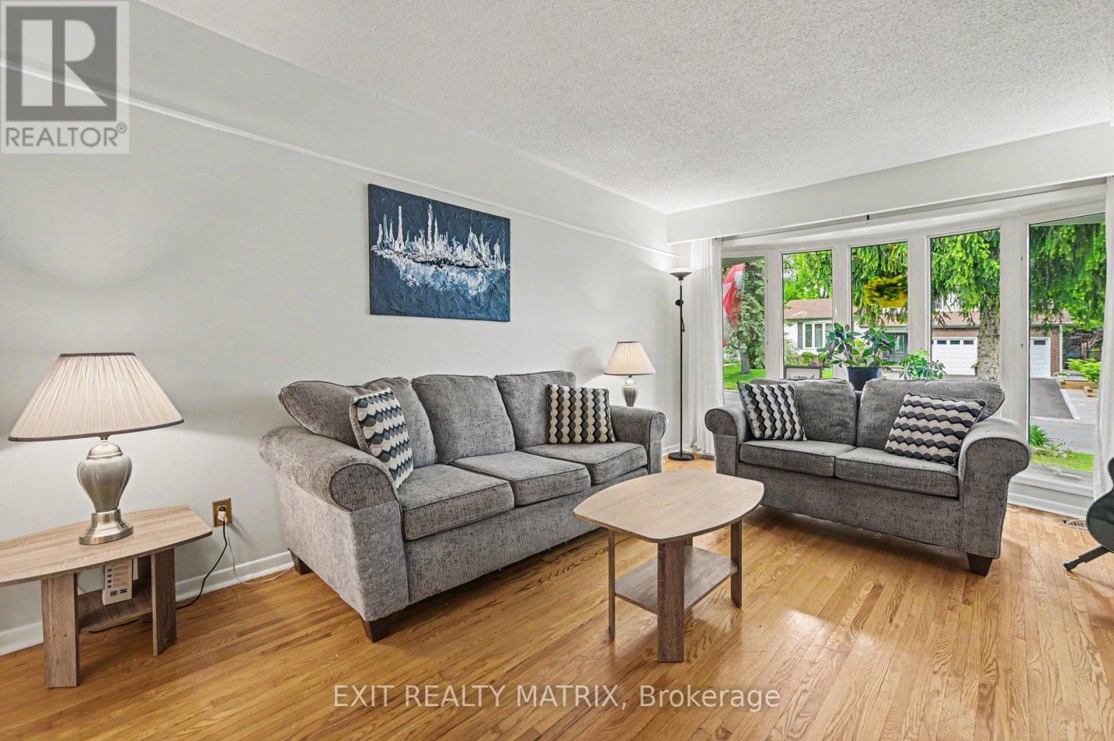 18 Highpark Crescent, Ottawa, Ontario  K1B 3G8 - Photo 7 - X13216016