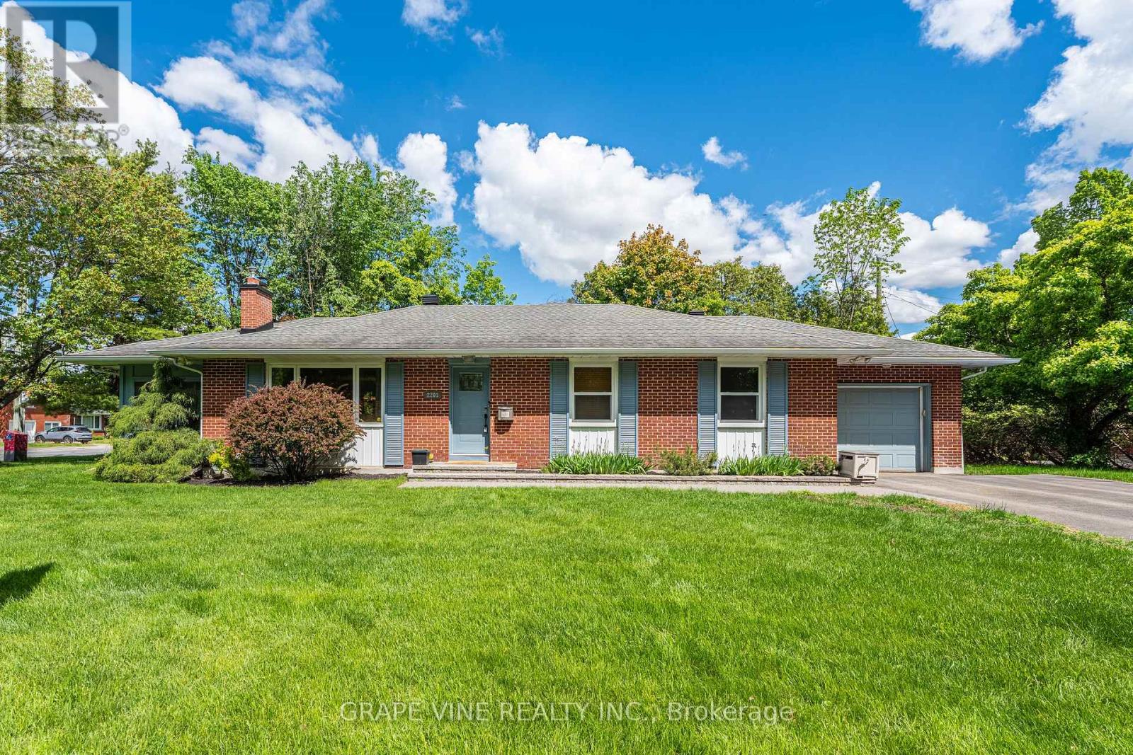 2201 BRAESIDE AVENUE, Ottawa, Ontario