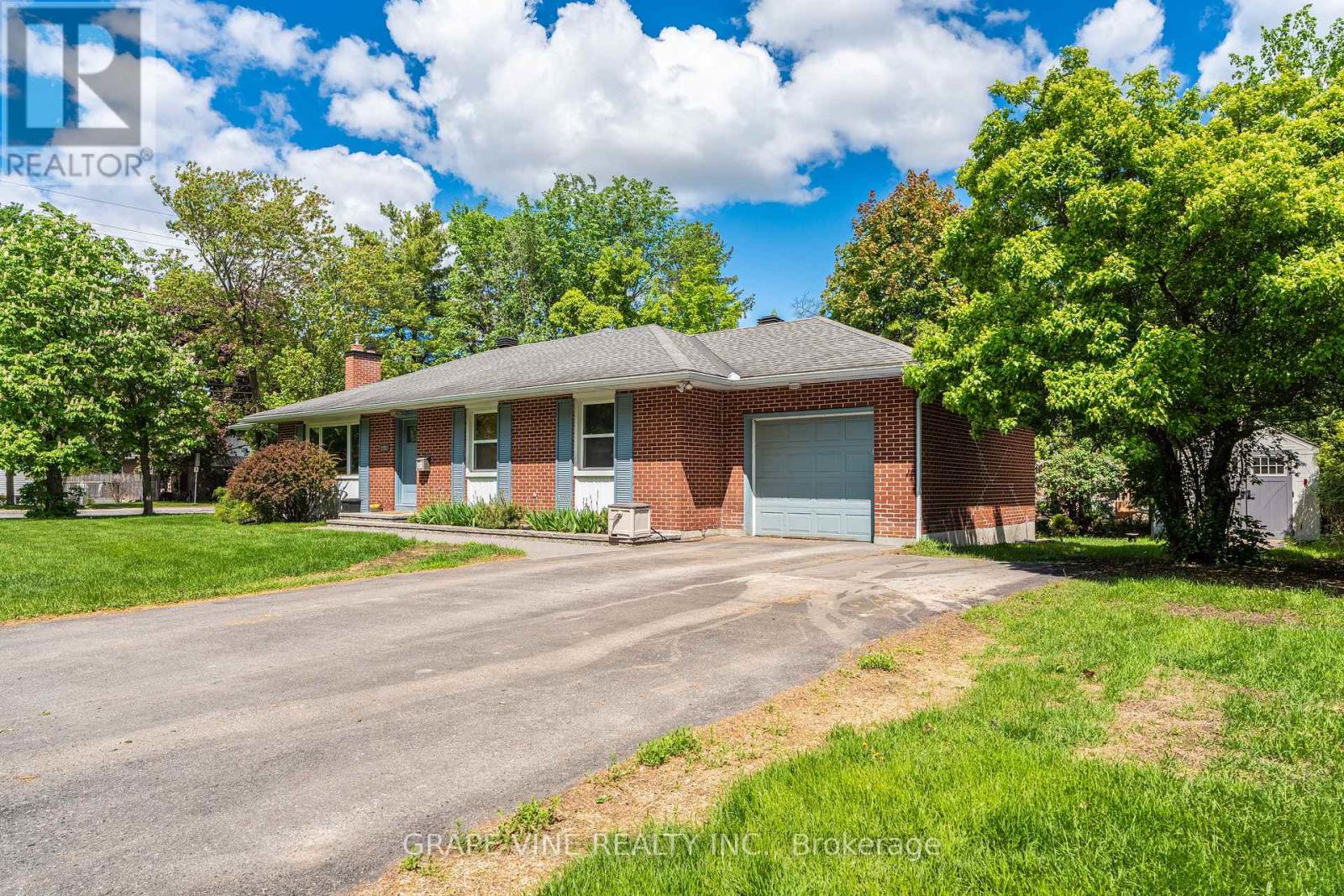 2201 Braeside Avenue, Ottawa, Ontario  K1H 7J6 - Photo 2 - X13216086