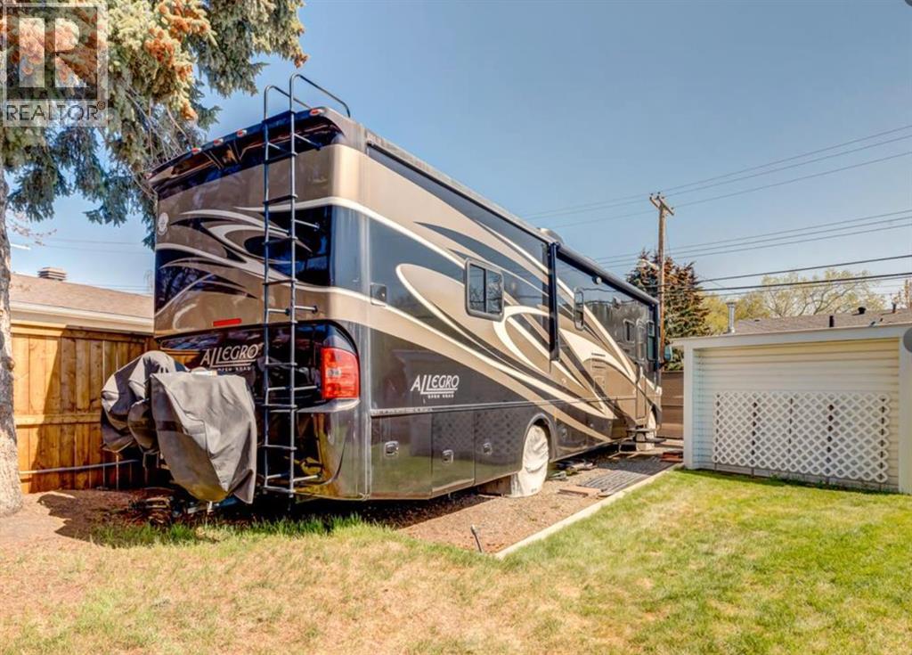 2940 Blakiston Drive NW, Calgary, Alberta  T2L 1L6 - Photo 37 - A2307557