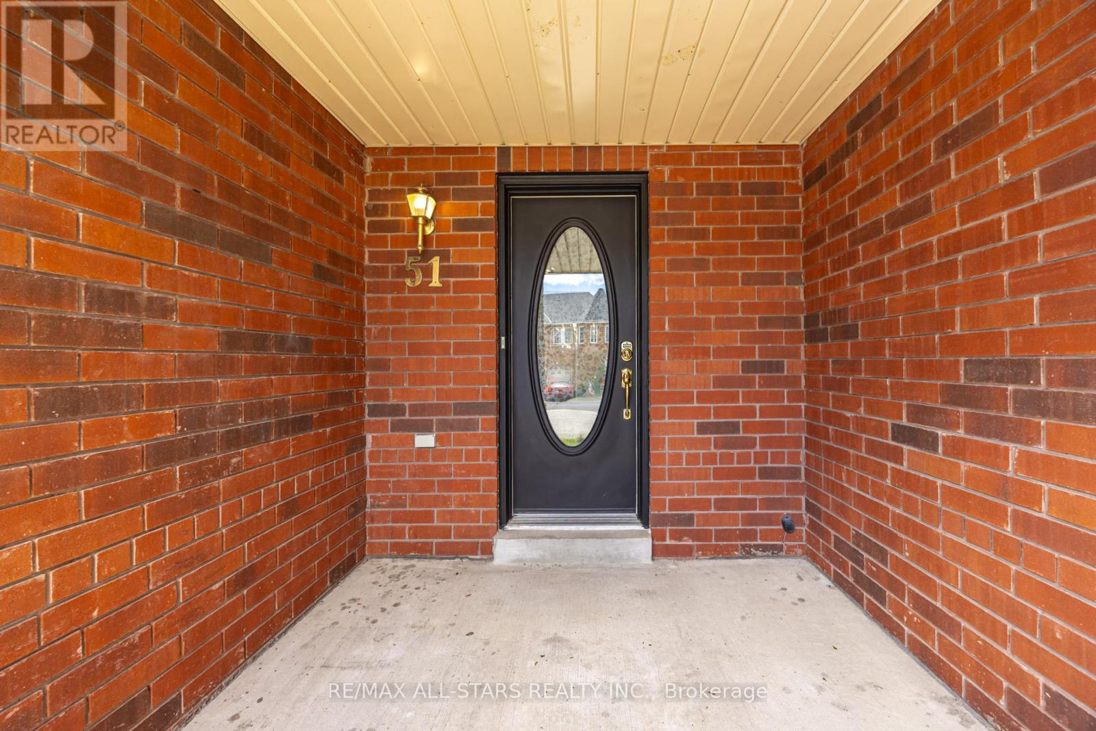 51 Playfair Road, Whitby, Ontario  L1N 9S6 - Photo 4 - E13216052