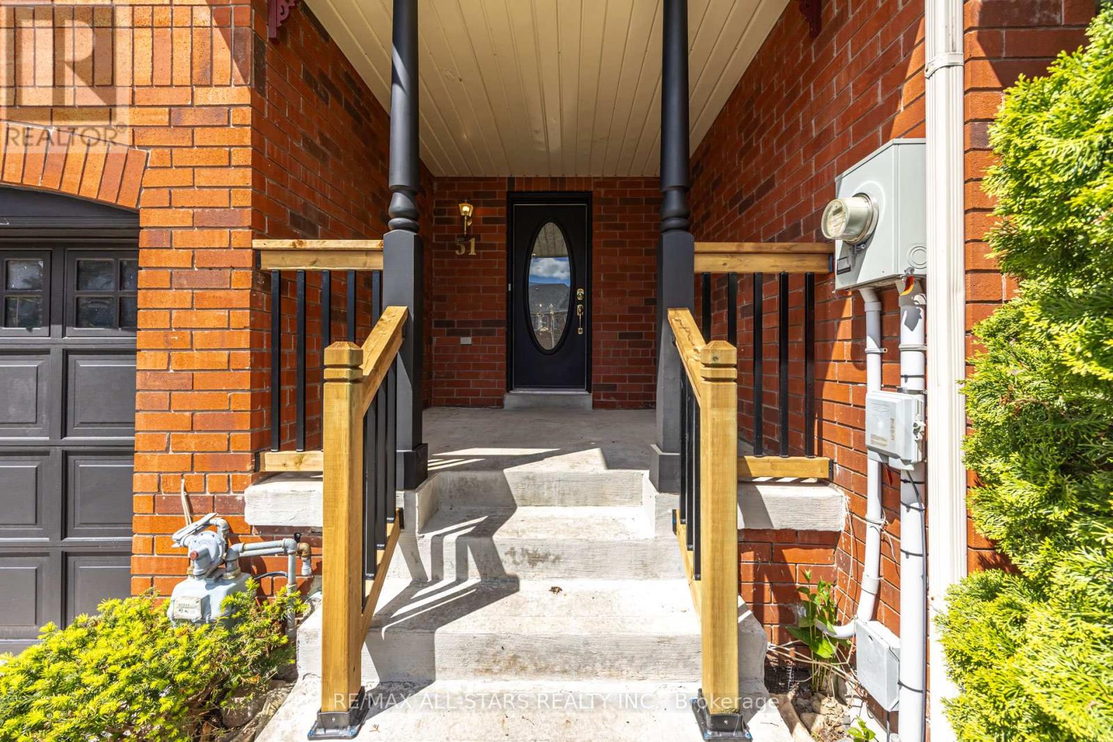 51 Playfair Road, Whitby, Ontario  L1N 9S6 - Photo 5 - E13216052