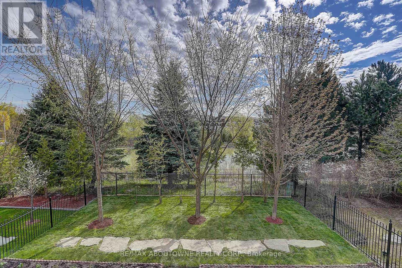 16 Gracedale Drive, Richmond Hill, Ontario  L4C 0Y3 - Photo 2 - N13216214