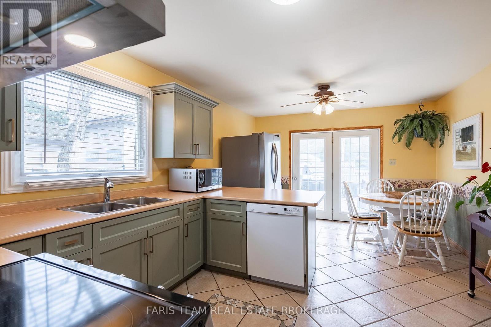 1 Hallen Drive, Penetanguishene, Ontario  L9M 1G2 - Photo 10 - S13216092