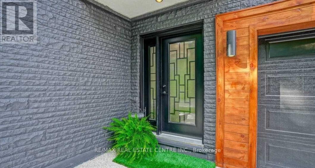 187 Wyndham Street, Mississauga, Ontario  L5M 1N4 - Photo 2 - W13216208