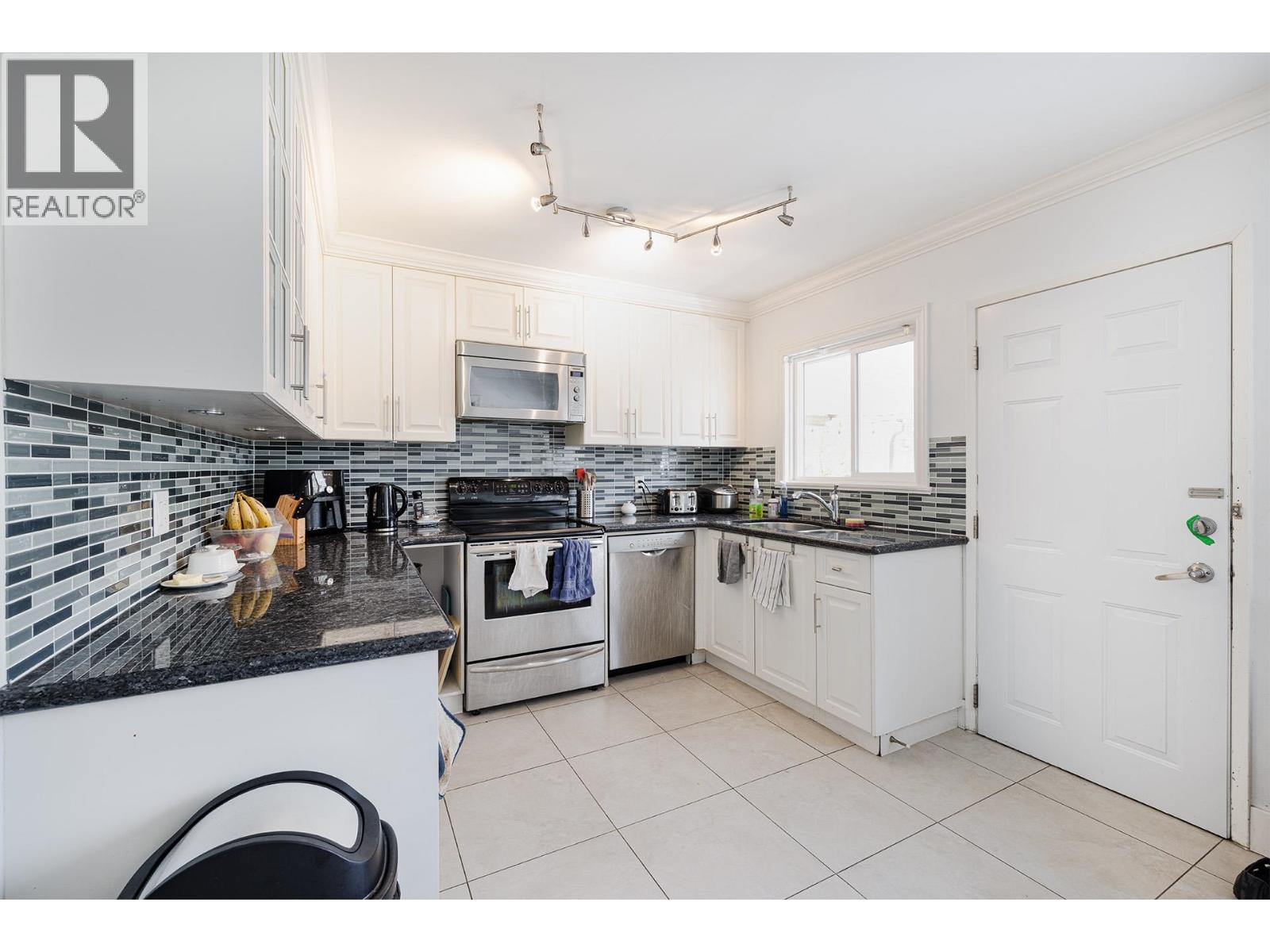 4378 Briarwood Crescent, Burnaby, British Columbia  V5G 2M6 - Photo 8 - R3129768