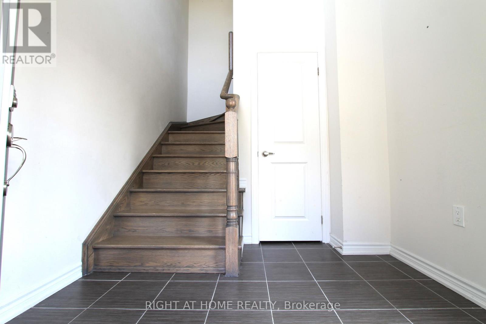 67 Puisaya Drive, Richmond Hill, Ontario  L4E 1L2 - Photo 4 - N13206306