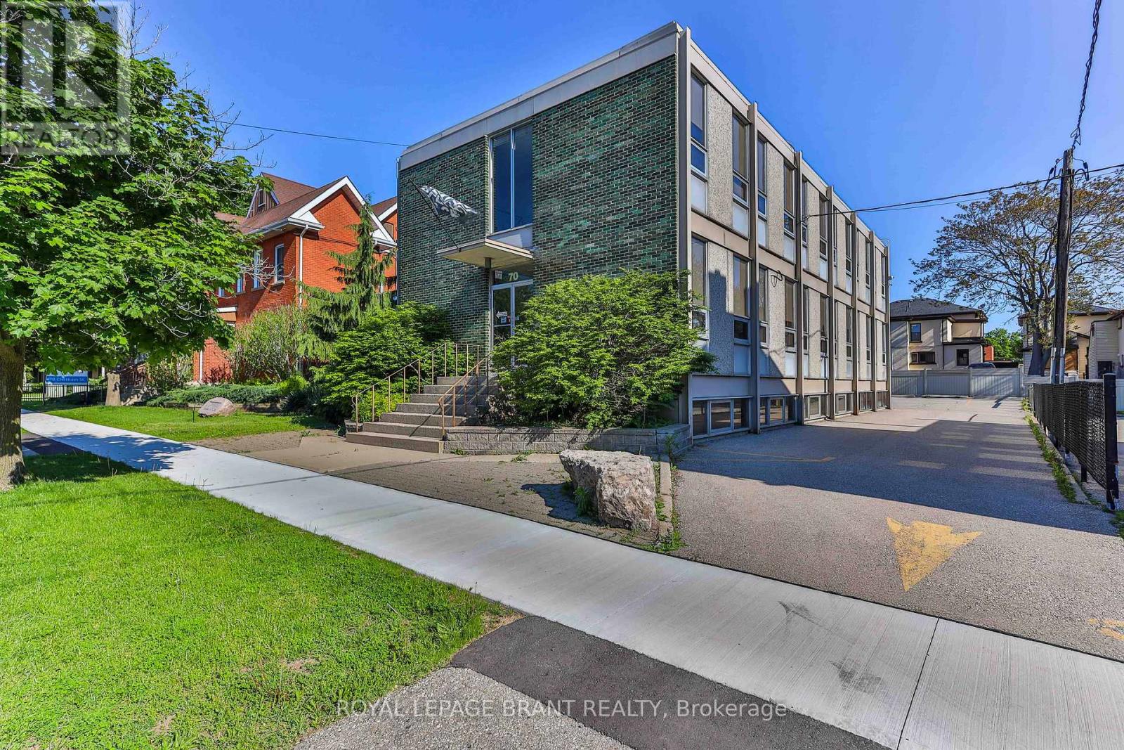 70 Chatham Street, Brantford, Ontario  N3T 2P1 - Photo 3 - X12807596