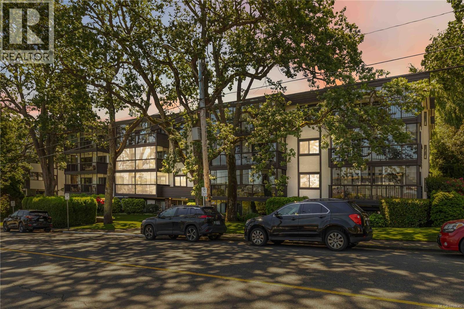 203 1665 Oak Bay Ave, Victoria, British Columbia  V8R 1B5 - Photo 1 - 1038645
