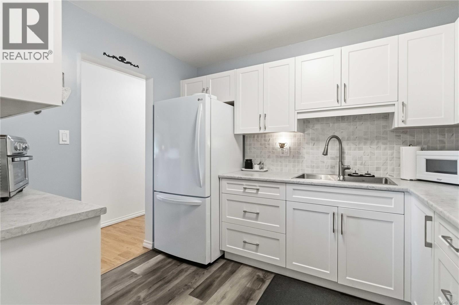 203 1665 Oak Bay Ave, Victoria, British Columbia  V8R 1B5 - Photo 17 - 1038645