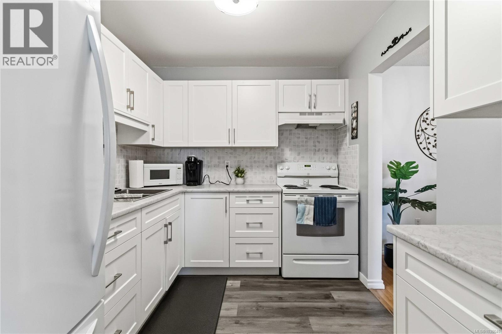 203 1665 Oak Bay Ave, Victoria, British Columbia  V8R 1B5 - Photo 19 - 1038645