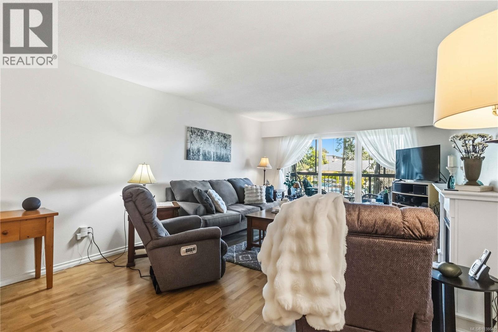203 1665 Oak Bay Ave, Victoria, British Columbia  V8R 1B5 - Photo 9 - 1038645