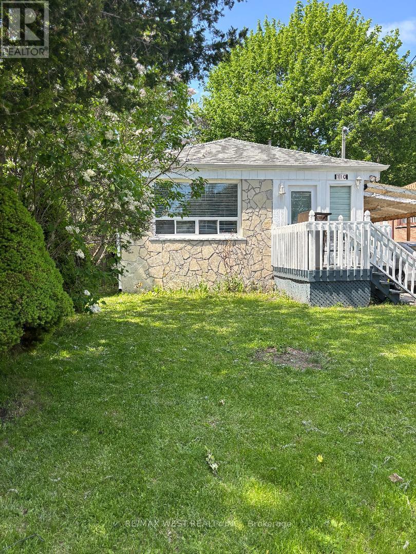 <div class="slider-price">$799,999</div><p>110 Darlingside Drive, Toronto, Ontario</p>