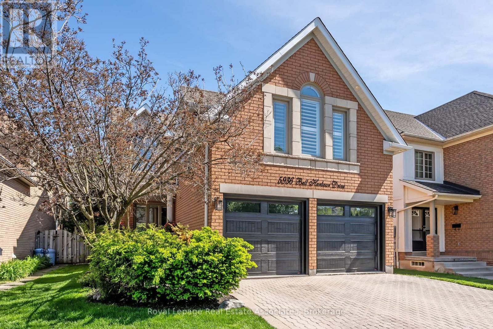 5936 Bell Harbour Drive, Mississauga, Ontario  L5M 5K7 - Photo 2 - W13216486