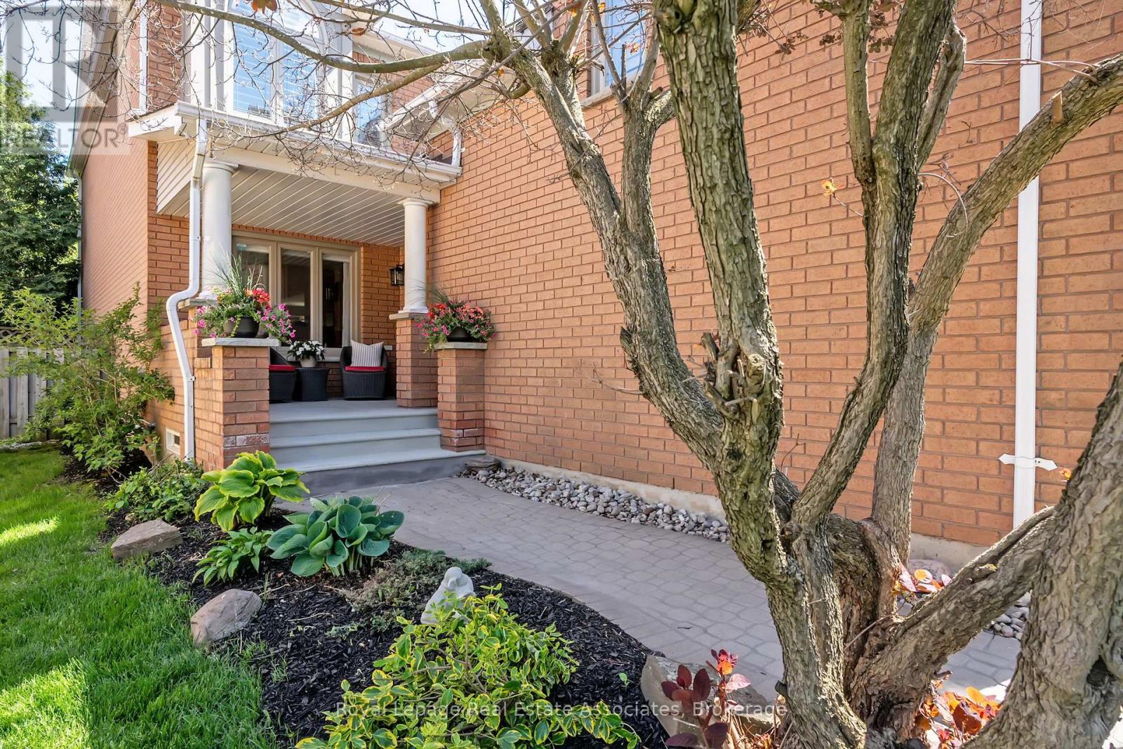 5936 Bell Harbour Drive, Mississauga, Ontario  L5M 5K7 - Photo 3 - W13216486