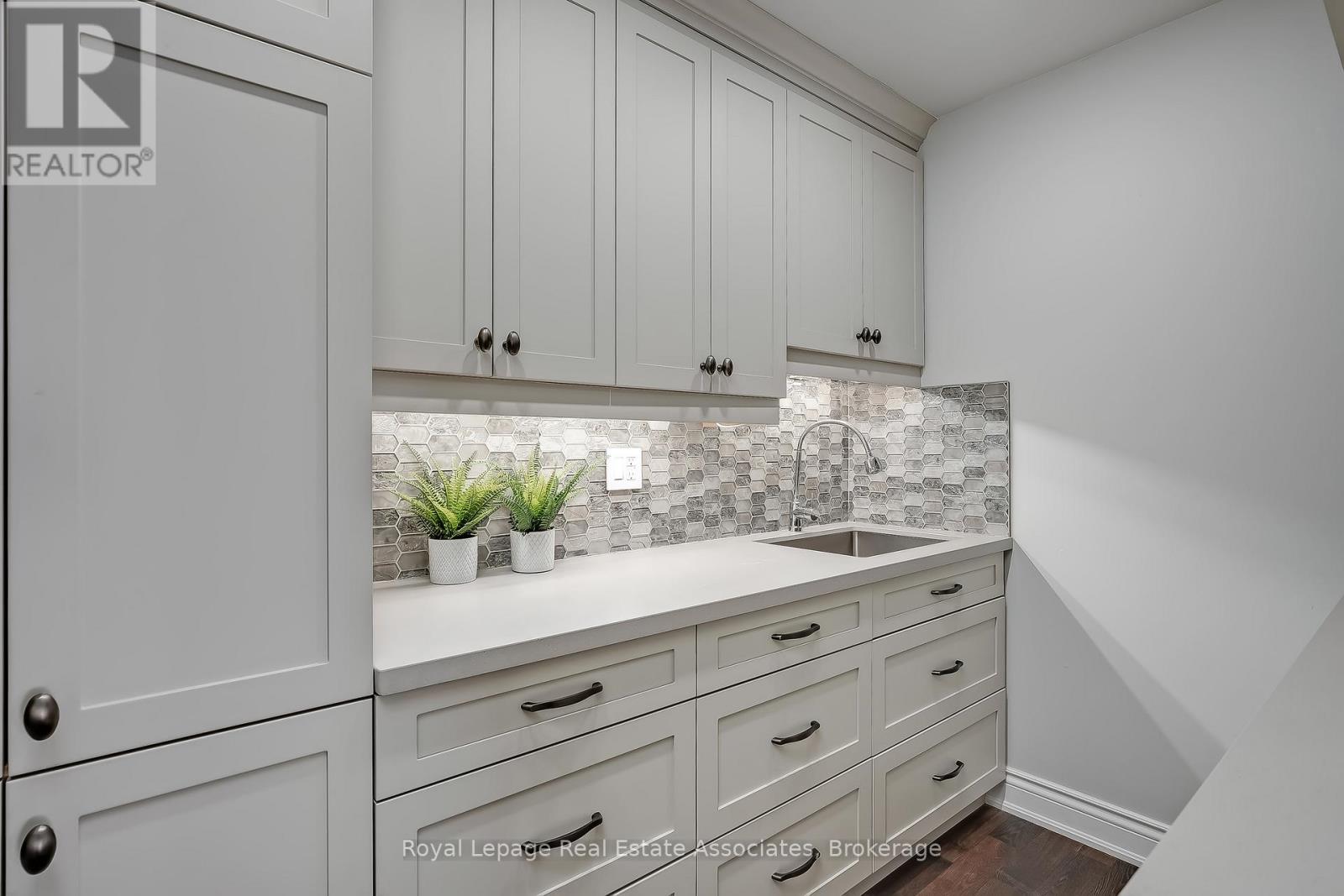 5936 Bell Harbour Drive, Mississauga, Ontario  L5M 5K7 - Photo 7 - W13216486
