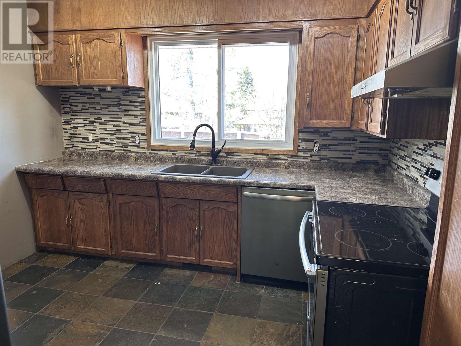 423 Brittany Drive, Thunder Bay, Ontario  P7B 5P3 - Photo 5 - TB2601260