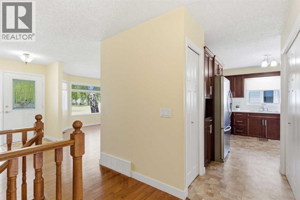 34 Vandoos Gardens Nw, Calgary, Alberta  T3A 4W4 - Photo 9 - A2310190