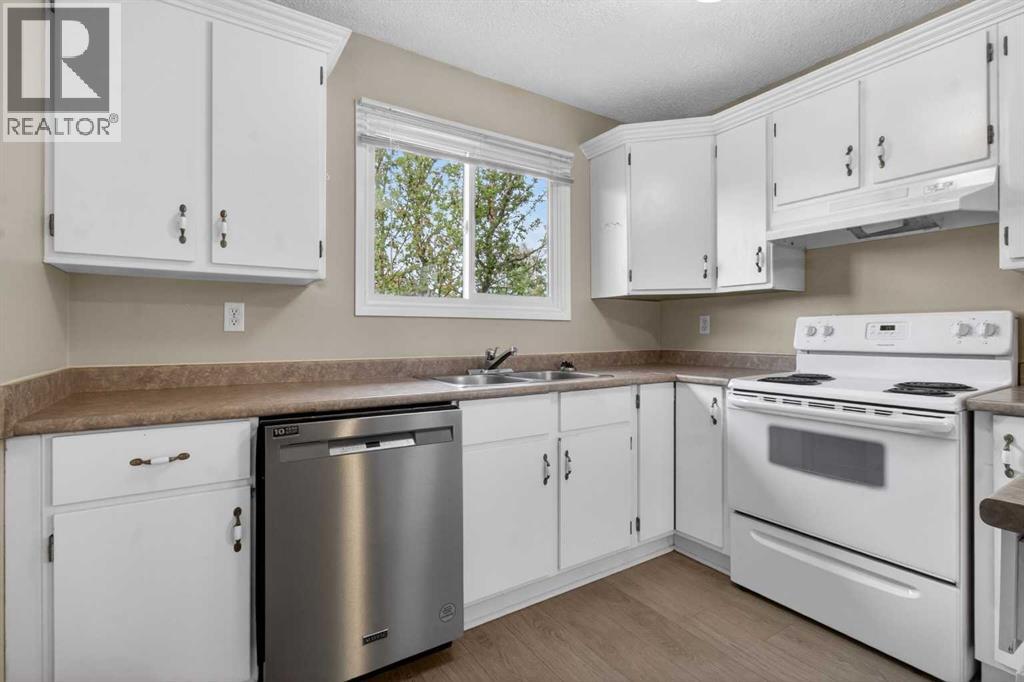 27 Bedford Road NE, Calgary, Alberta  T3K 2K7 - Photo 6 - A2296242