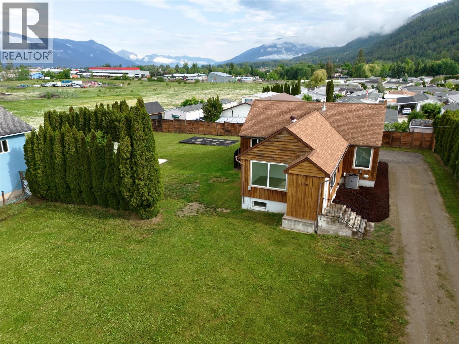 710 Devon Street, Creston, British Columbia  V0B 1G6 - Photo 4 - 10388316