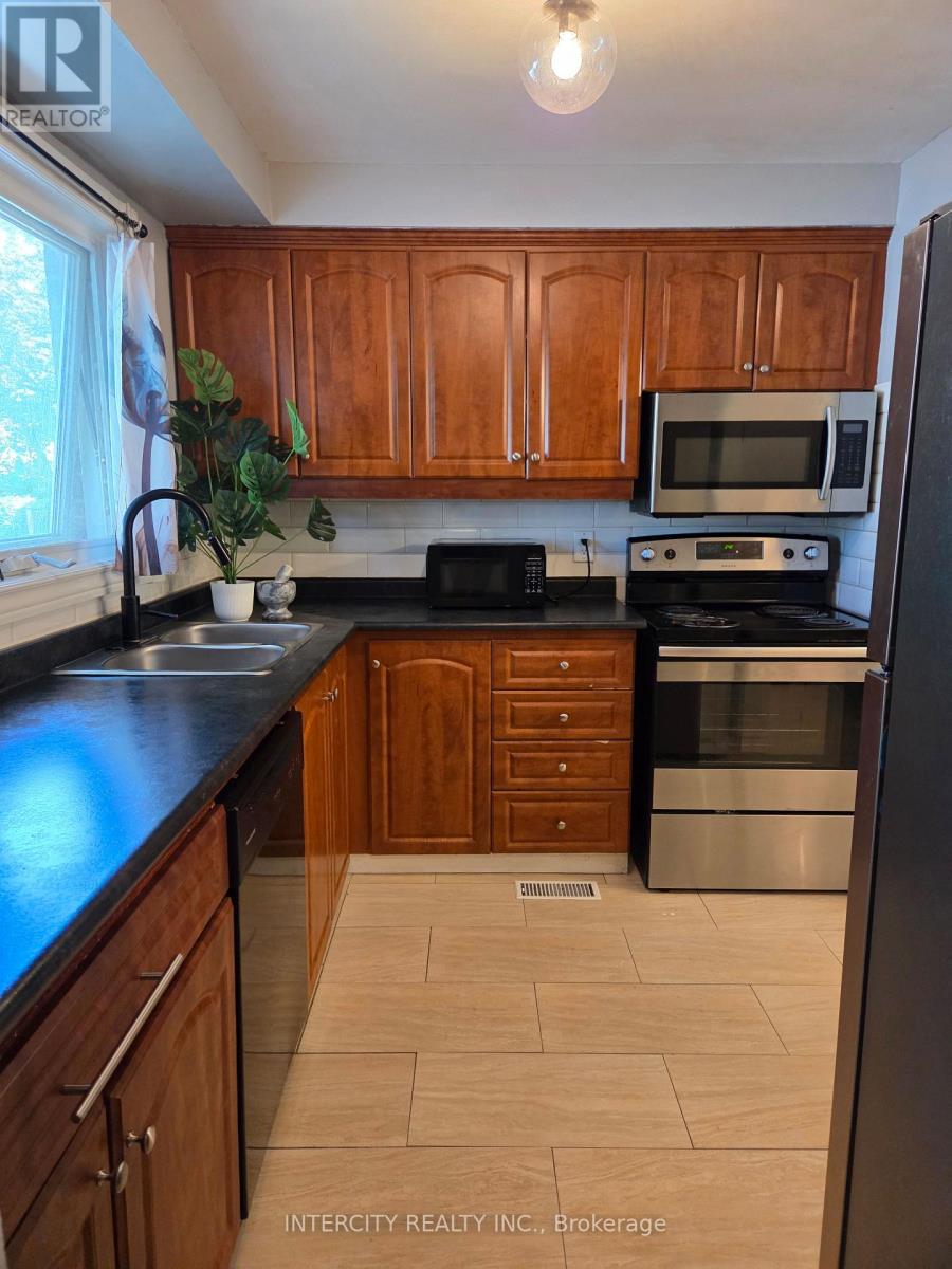 21 Highview Trail, Brampton, Ontario  L6S 1P5 - Photo 4 - W13216618
