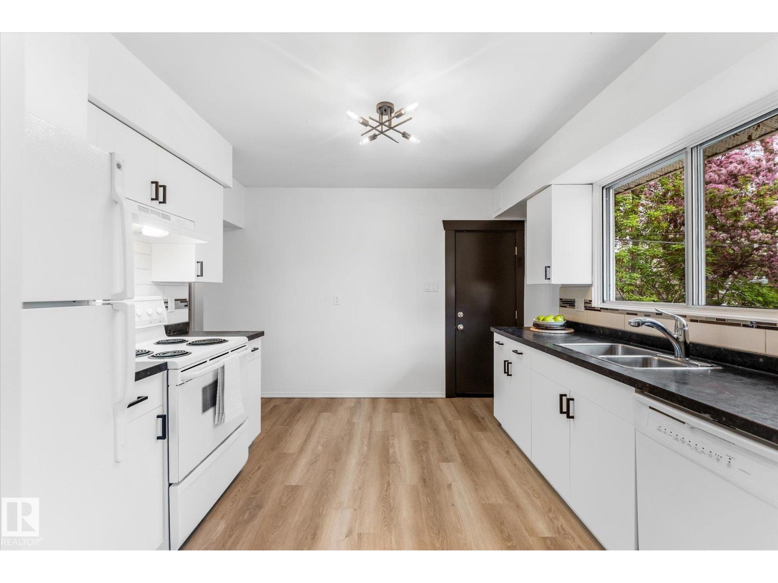 8911 149 St NW, Edmonton, Alberta  T5R 1B7 - Photo 11 - E4490844