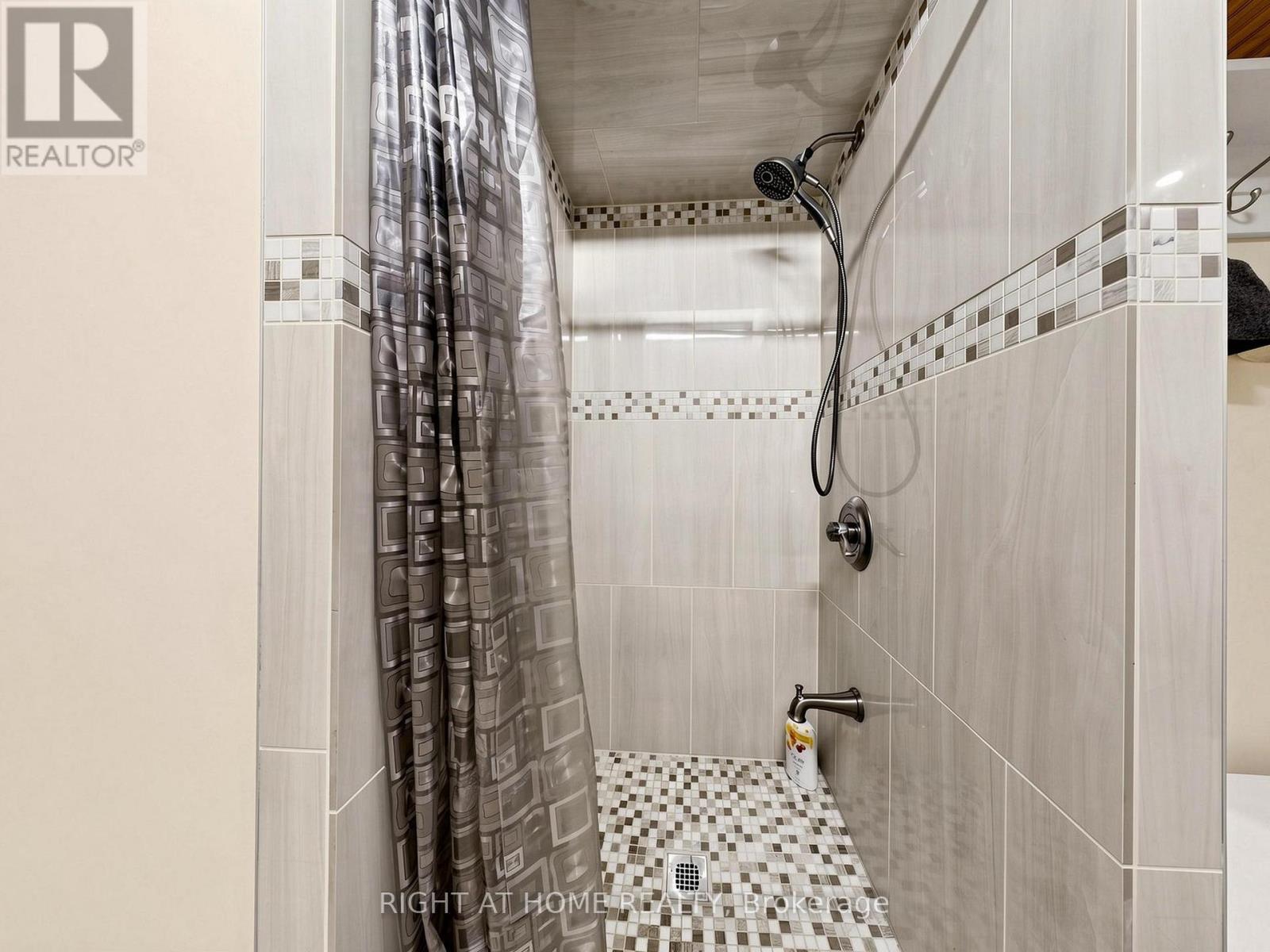 27 Crimson Court, Richmond Hill, Ontario  L4C 0J5 - Photo 37 - N13216736