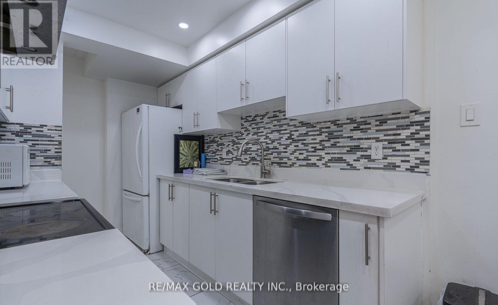 102 Bunchberry Way, Brampton, Ontario  L6R 2E8 - Photo 3 - W13216766