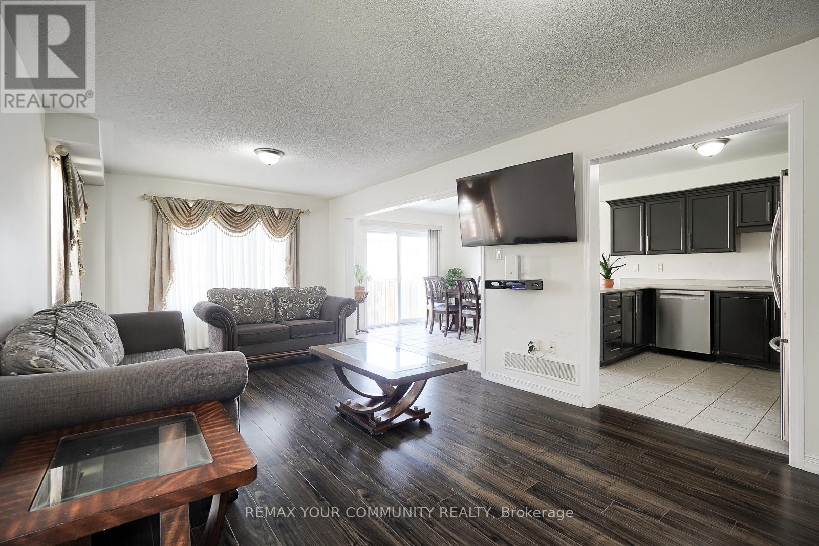 66 Heritage Street, Bradford West Gwillimbury, Ontario  L3Z 0X4 - Photo 7 - N13137498