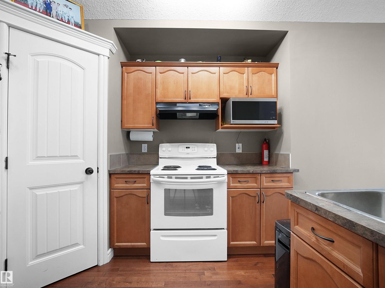 4021 158 Av NW NW, Edmonton, Alberta  T5Y 0A3 - Photo 8 - E4490853