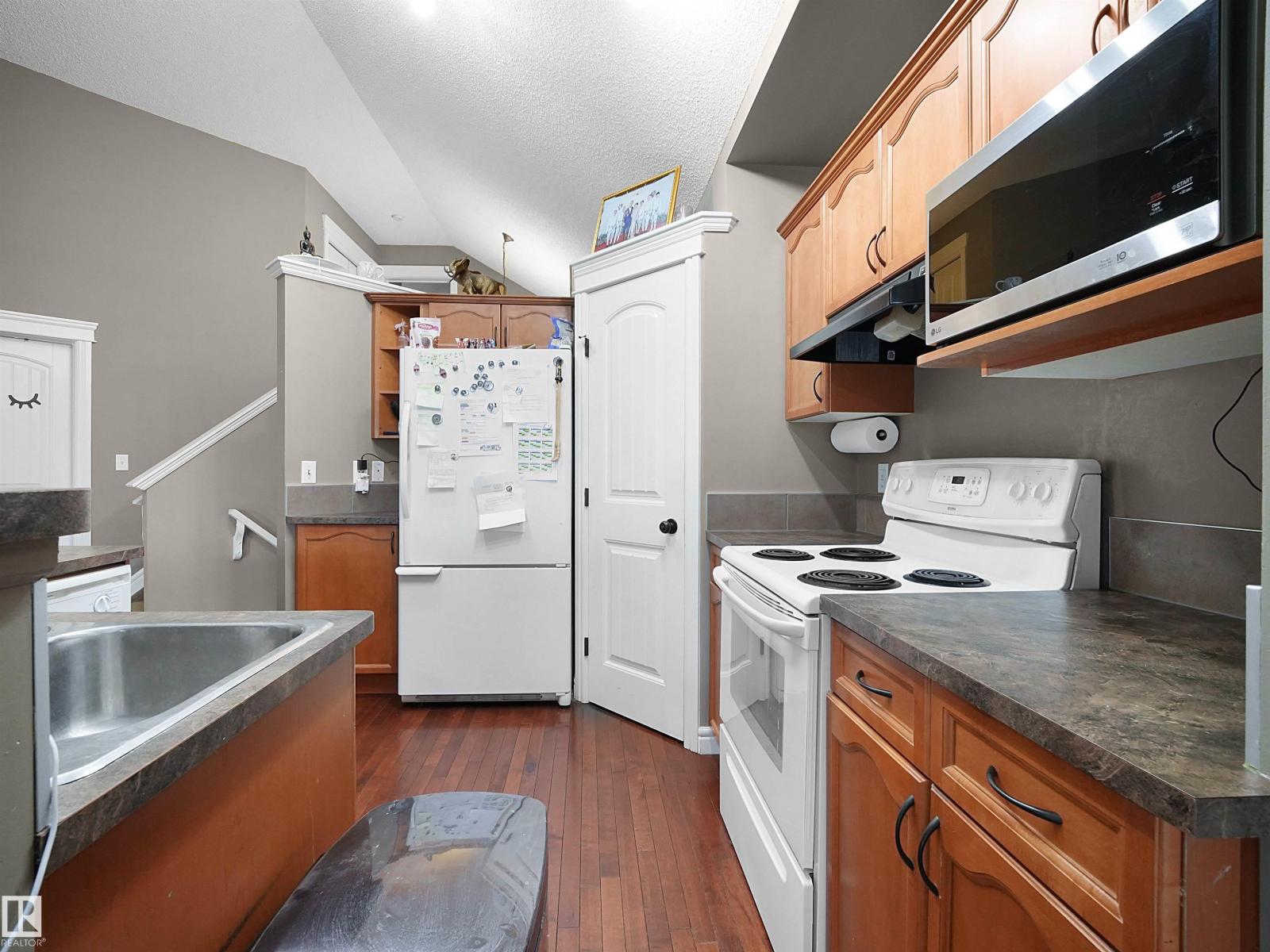 4021 158 Av NW NW, Edmonton, Alberta  T5Y 0A3 - Photo 9 - E4490853