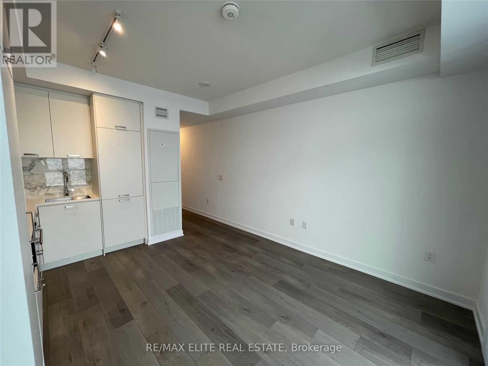 817 - 38 Honeycrisp Crescent, Vaughan, Ontario  L4K 0M8 - Photo 3 - N13216878