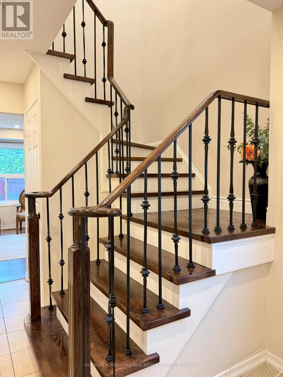 172 Rainforest Drive N, Brampton, Ontario  L6R 1A4 - Photo 4 - W13214120