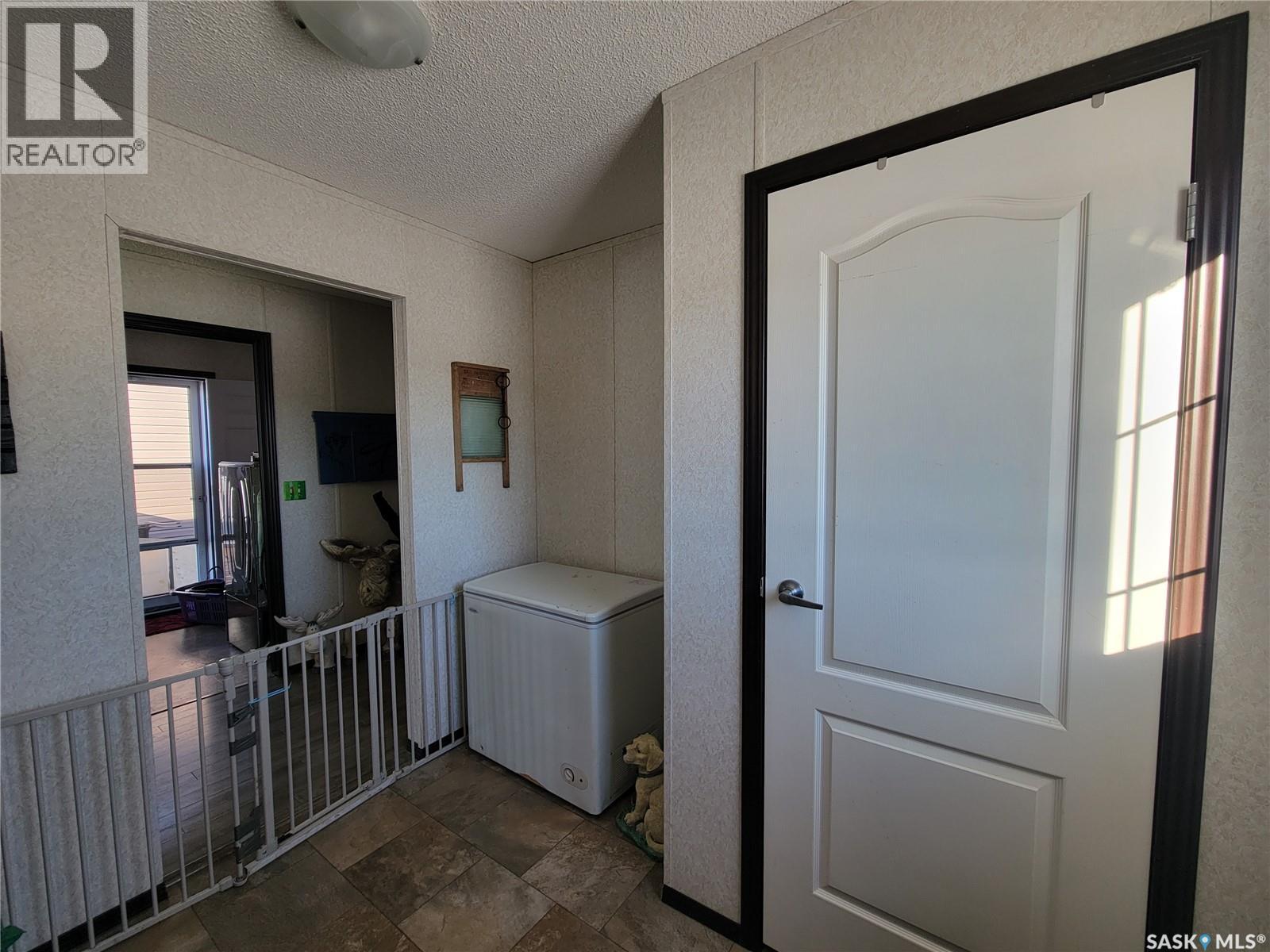 11 & 12 Mirror Place, Macklin, Saskatchewan  S0L 2C0 - Photo 17 - SK028056