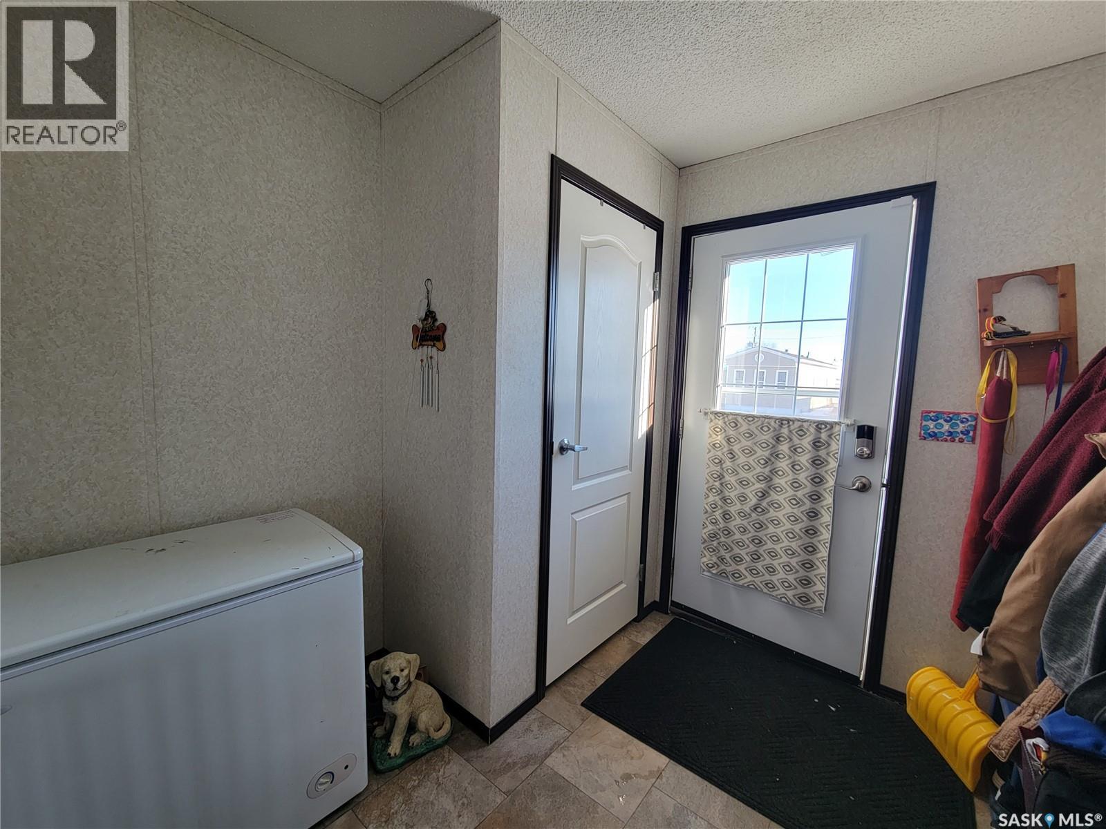 11 & 12 Mirror Place, Macklin, Saskatchewan  S0L 2C0 - Photo 16 - SK028056