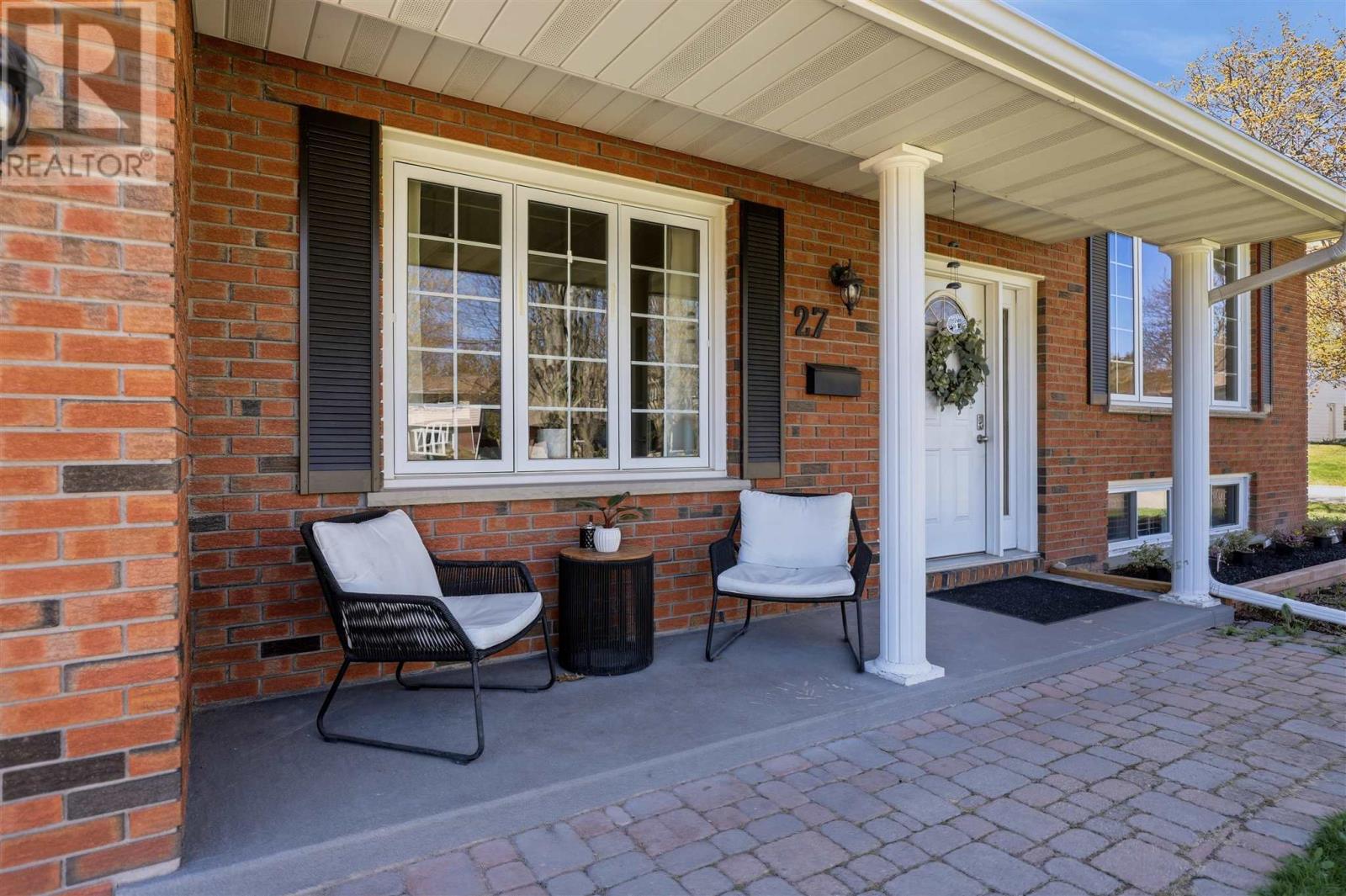 27 Valhalla Pl, Sault Ste. Marie, Ontario  P6A 5Y9 - Photo 2 - SM261153