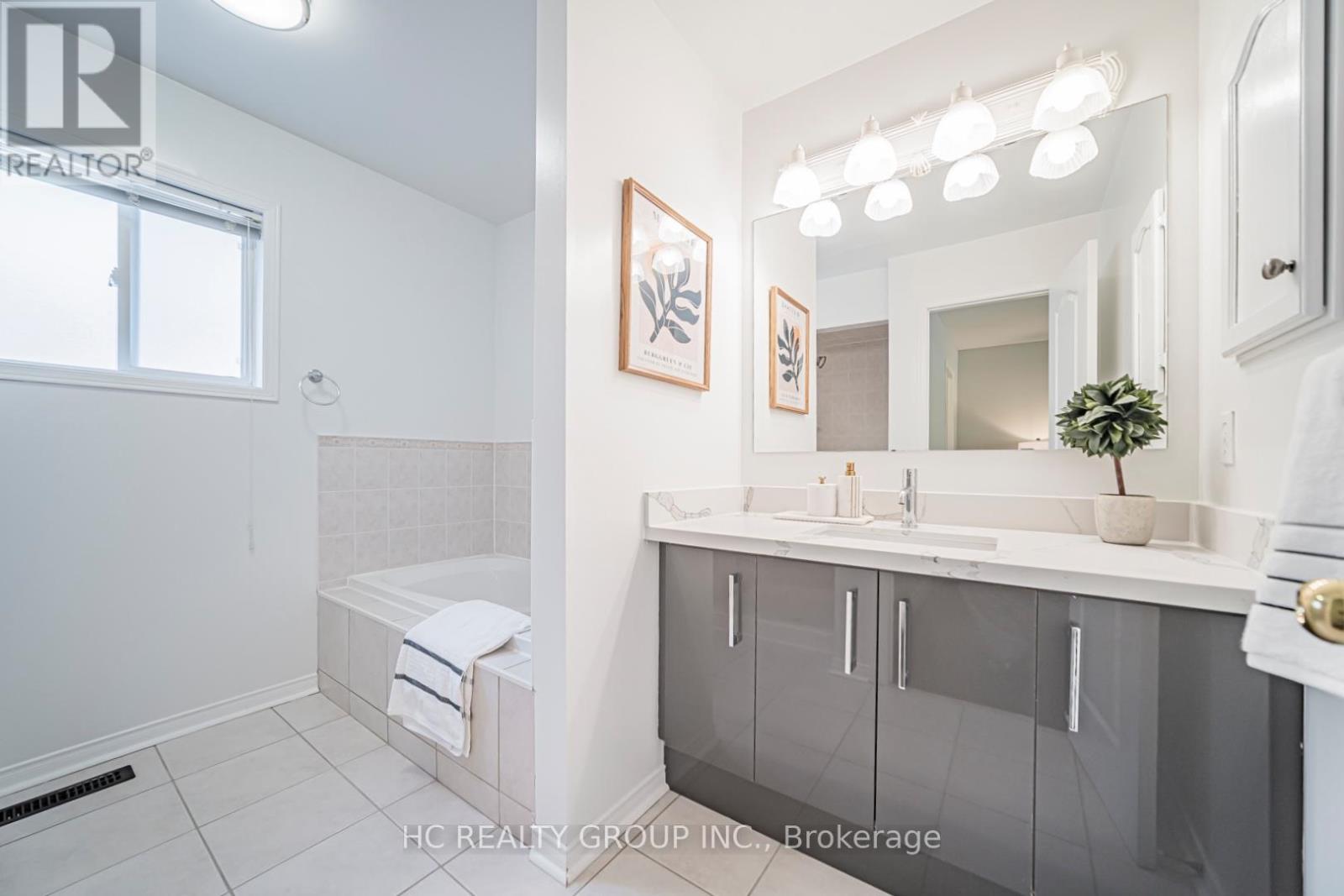 483 Menczel Crescent, Newmarket, Ontario  L3X 2P6 - Photo 32 - N13217104