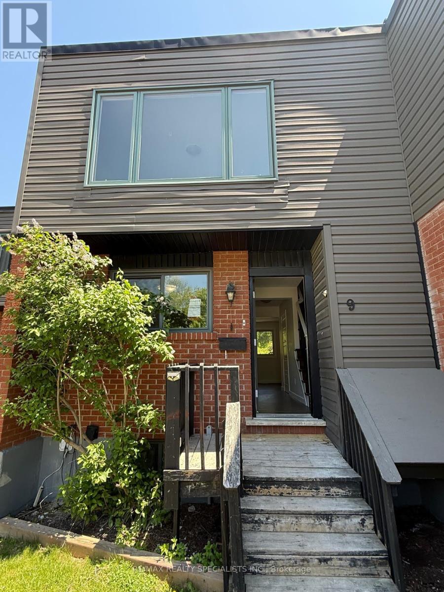 9 - 15 SCENIC DRIVE, Kitchener, Ontario