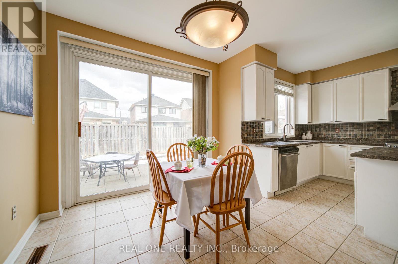 3696 Waterfall Crescent, Mississauga, Ontario  L5N 8G8 - Photo 13 - W12968030