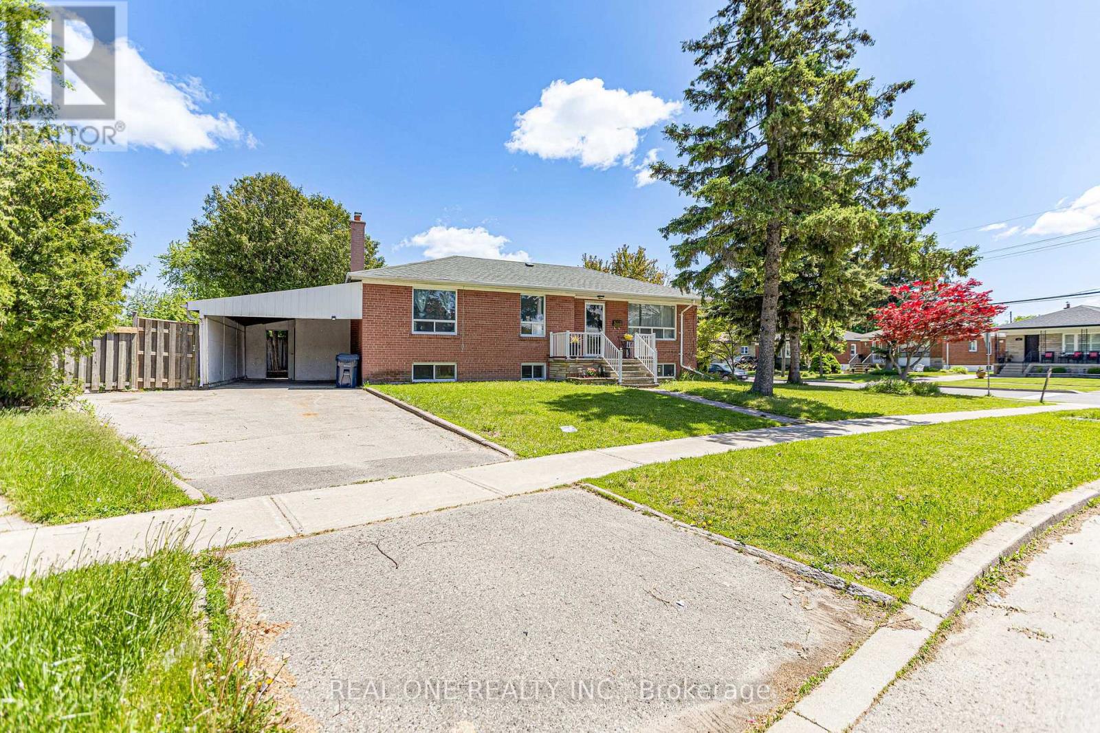 <div class="slider-price">$799,000</div><p>1 Gilroy Drive, Toronto, Ontario</p>