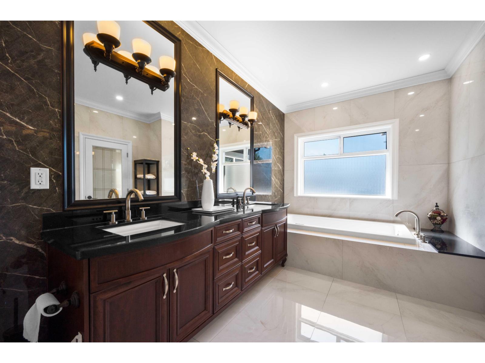 16418 36a Avenue, Surrey, British Columbia  V3Z 0M1 - Photo 4 - R3129879