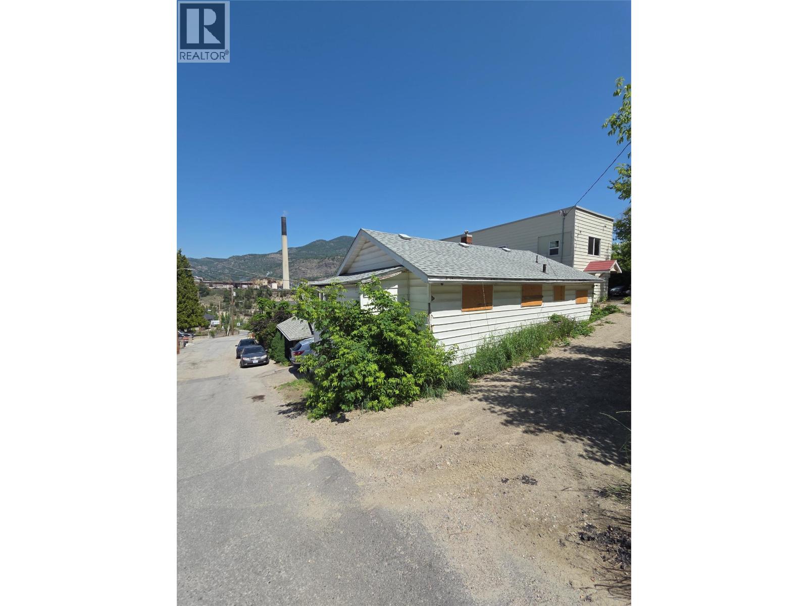 304 Mcanally Street, Trail, British Columbia  V1R 3R4 - Photo 3 - 10389199