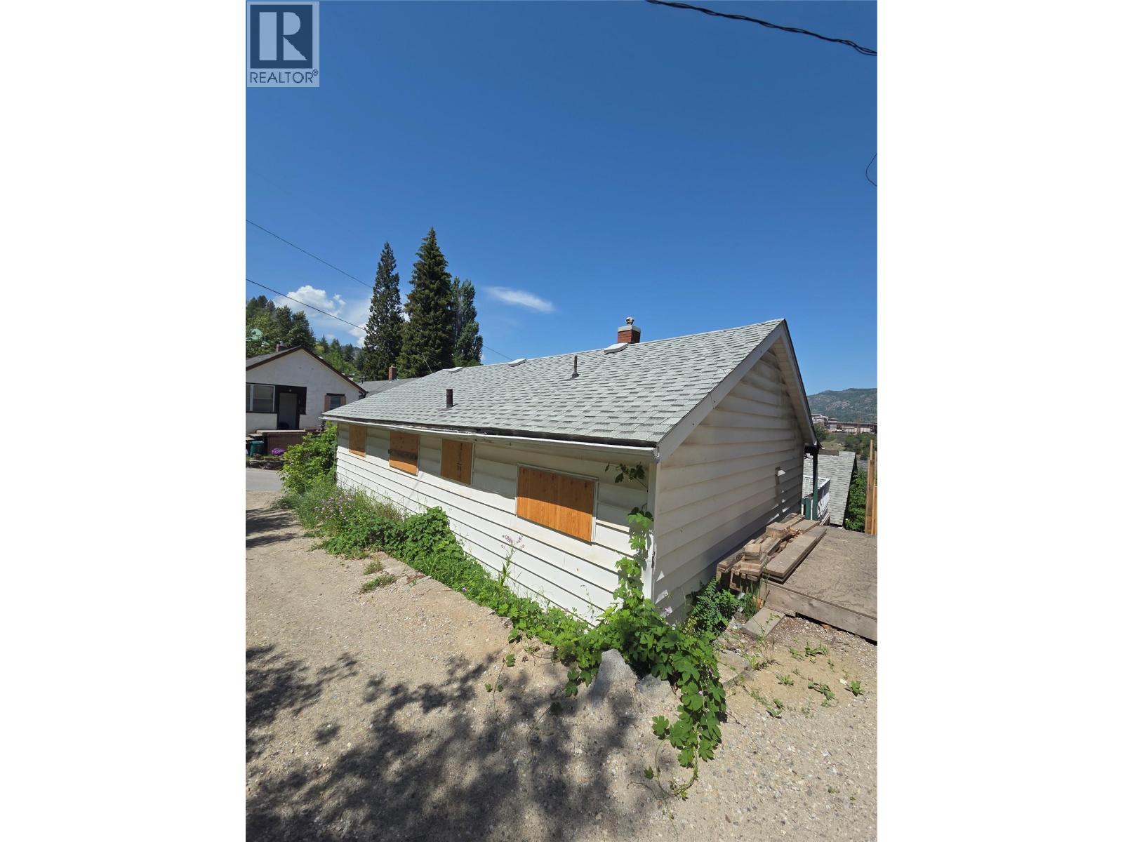 304 Mcanally Street, Trail, British Columbia  V1R 3R4 - Photo 4 - 10389199