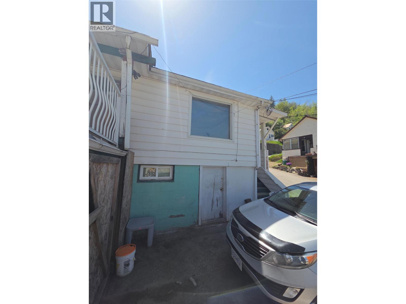 304 Mcanally Street, Trail, British Columbia  V1R 3R4 - Photo 5 - 10389199